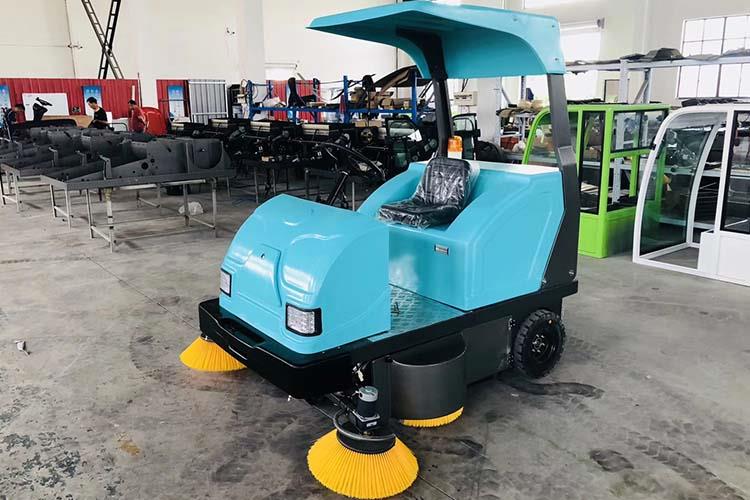 電動(dòng)掃地車1800型和市面上出現(xiàn)的大型的環(huán)衛(wèi)灑水車、環(huán)衛(wèi)吸塵車相比，價(jià)格經(jīng)濟(jì)實(shí)惠