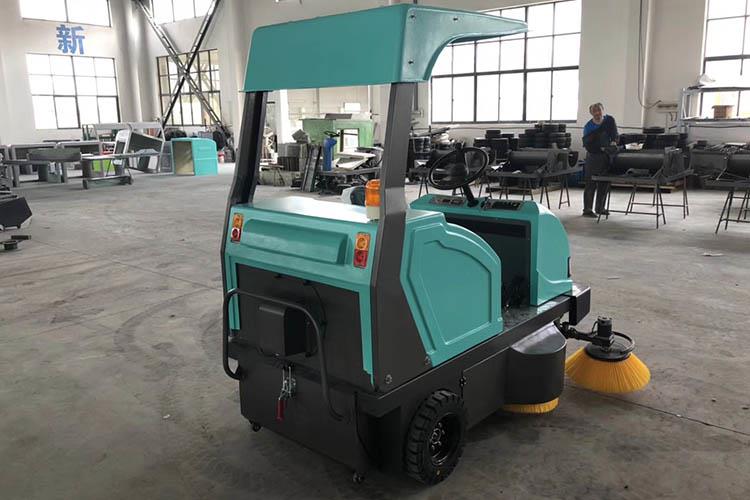 內(nèi)置強(qiáng)力控塵系統(tǒng)，吸塵能力更強(qiáng)，掃地寬度可達(dá)1800mm