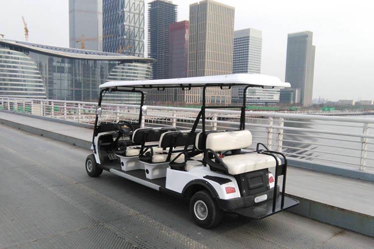 方向盤在中間位置，使電動觀光車處于水平直線行使位置