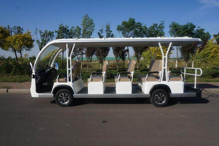十四座電動(dòng)觀光車形狀美觀時(shí)尚、設(shè)計(jì)新奇、裝飾精致乘座安全恬靜，具有零排放和低噪音等優(yōu)點(diǎn)