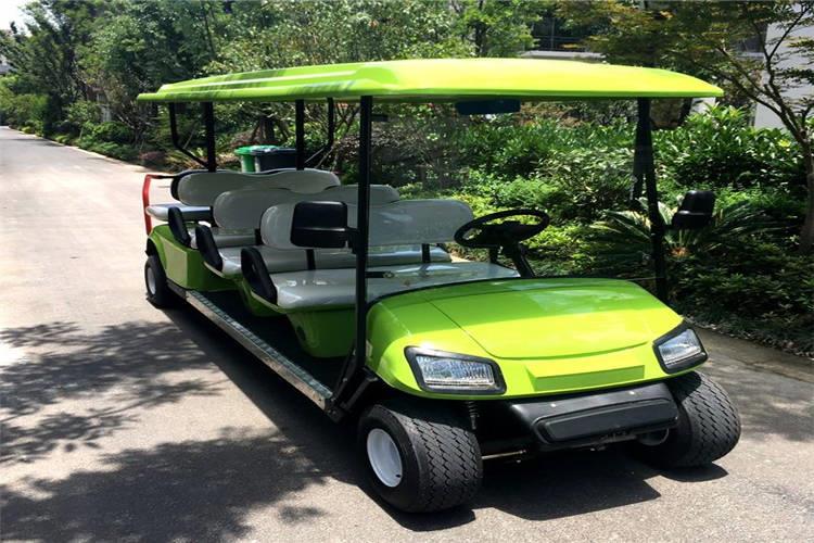 山東電動觀光車在行駛時由前進(jìn)改為倒車或由倒車改為前進(jìn)時，嚴(yán)禁直接變換進(jìn)退檔開關(guān)，須等車輛停穩(wěn)后再進(jìn)行換檔