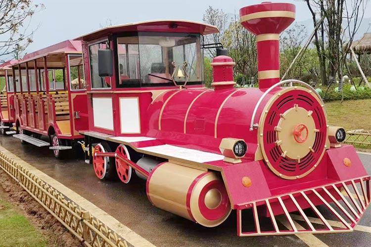 電動(dòng)火車這一款車型是供應(yīng)出口的車型，客戶可定制與景區(qū)配套的顏色，因此深受廣大用戶的喜愛